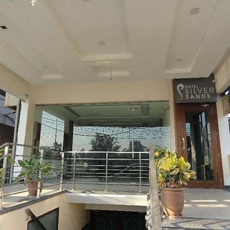 Hôtel Silver Sands à Chandīgarh Extérieur photo