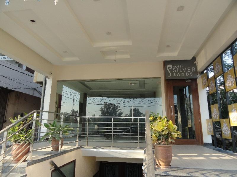 Hôtel Silver Sands à Chandīgarh Extérieur photo