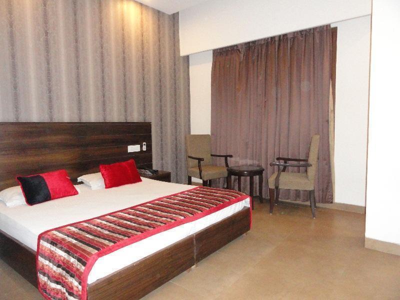 Hôtel Silver Sands à Chandīgarh Extérieur photo